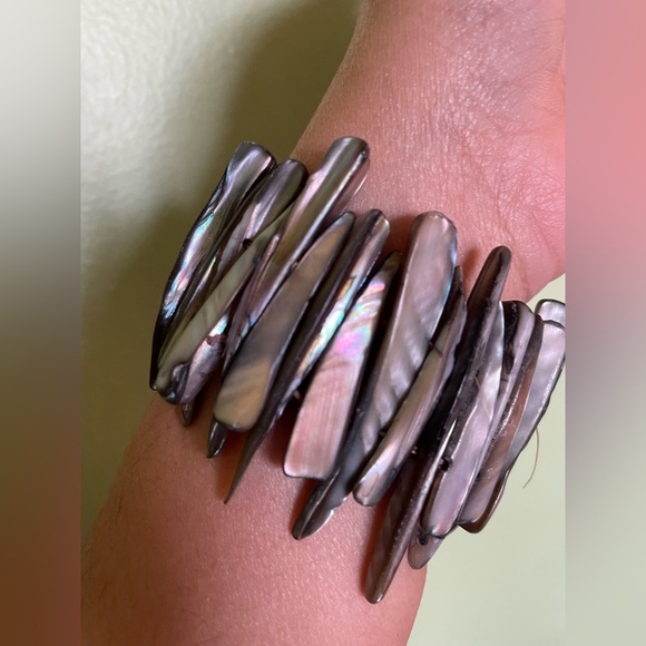 Elegant Elegant Iridescent Gray Mother of Pearl Bracelet - Picture 4 of 5